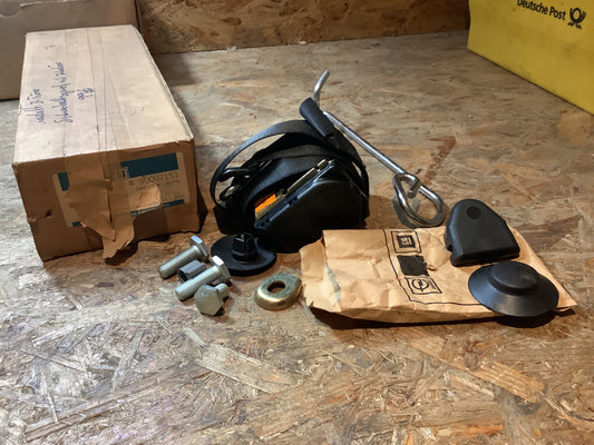 Kadett 3-Türer Sicherheitsgurt mit Zubehör Original GM NEU