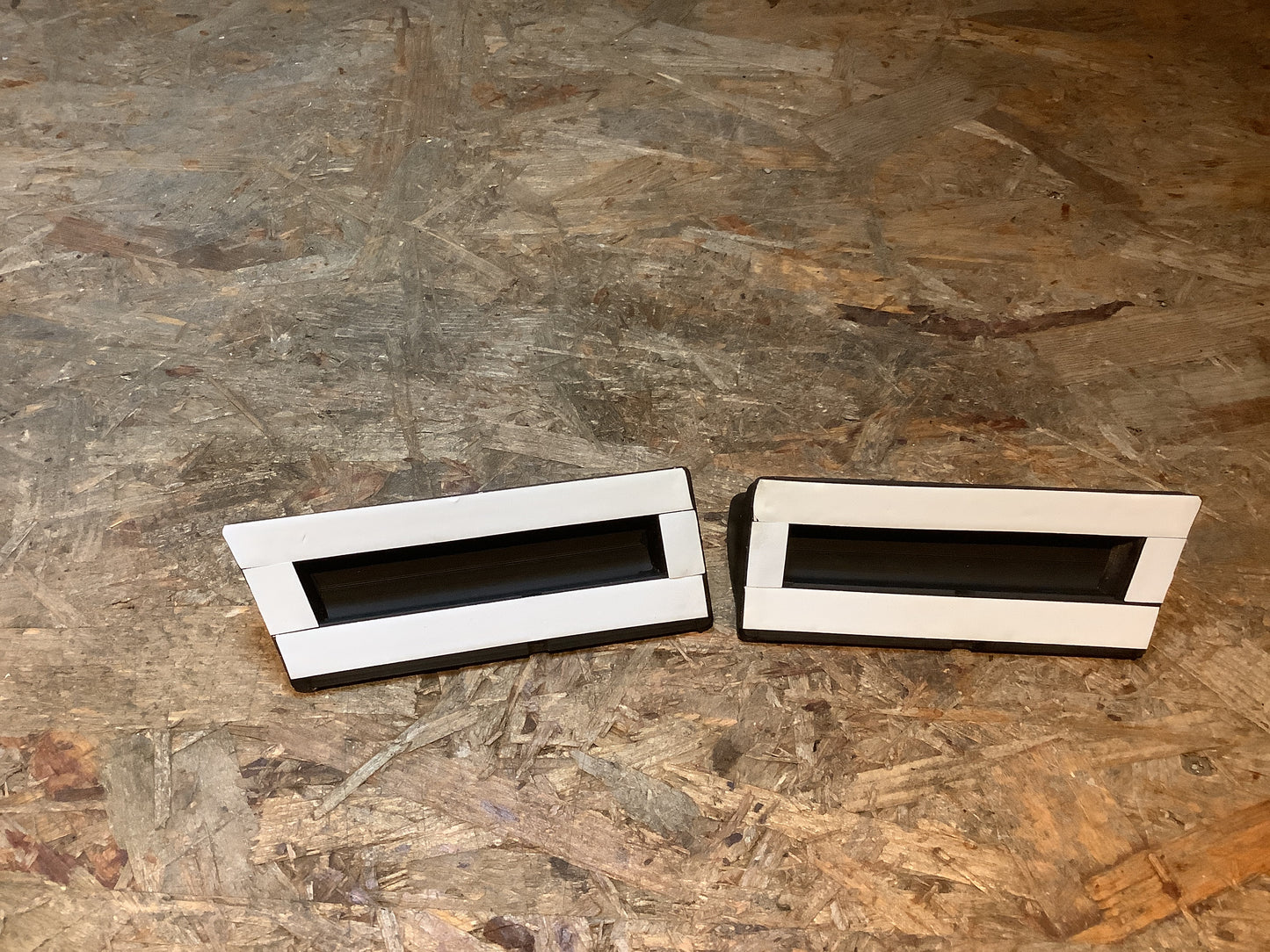 VW Polo 86c, VW Derby Zierleisten-Set vorne links/rechts Original VW NEU