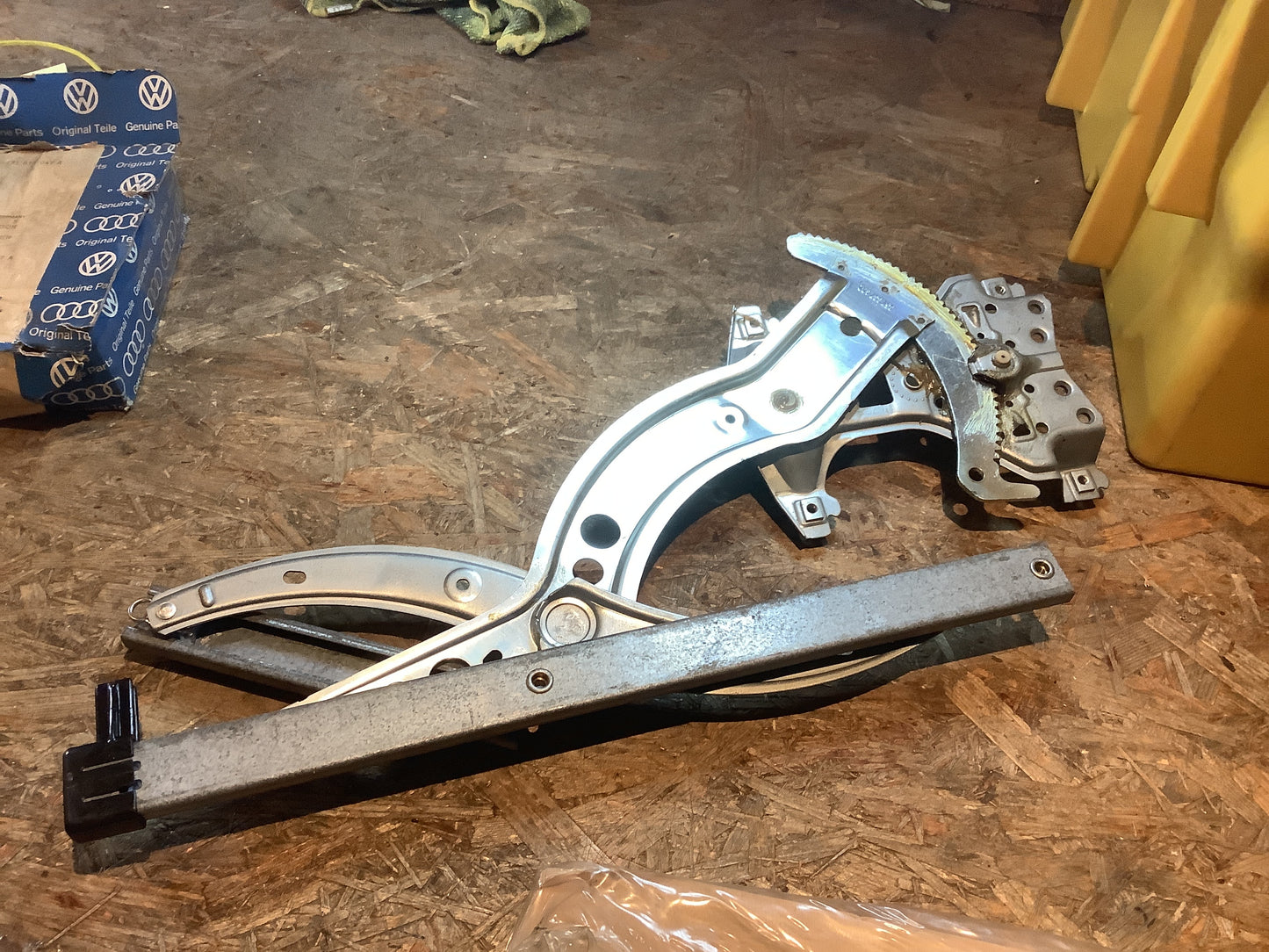 VW Passat B4 Bj. 07.93-08.96 Türmechanismus vorn rechts Original VW NEU