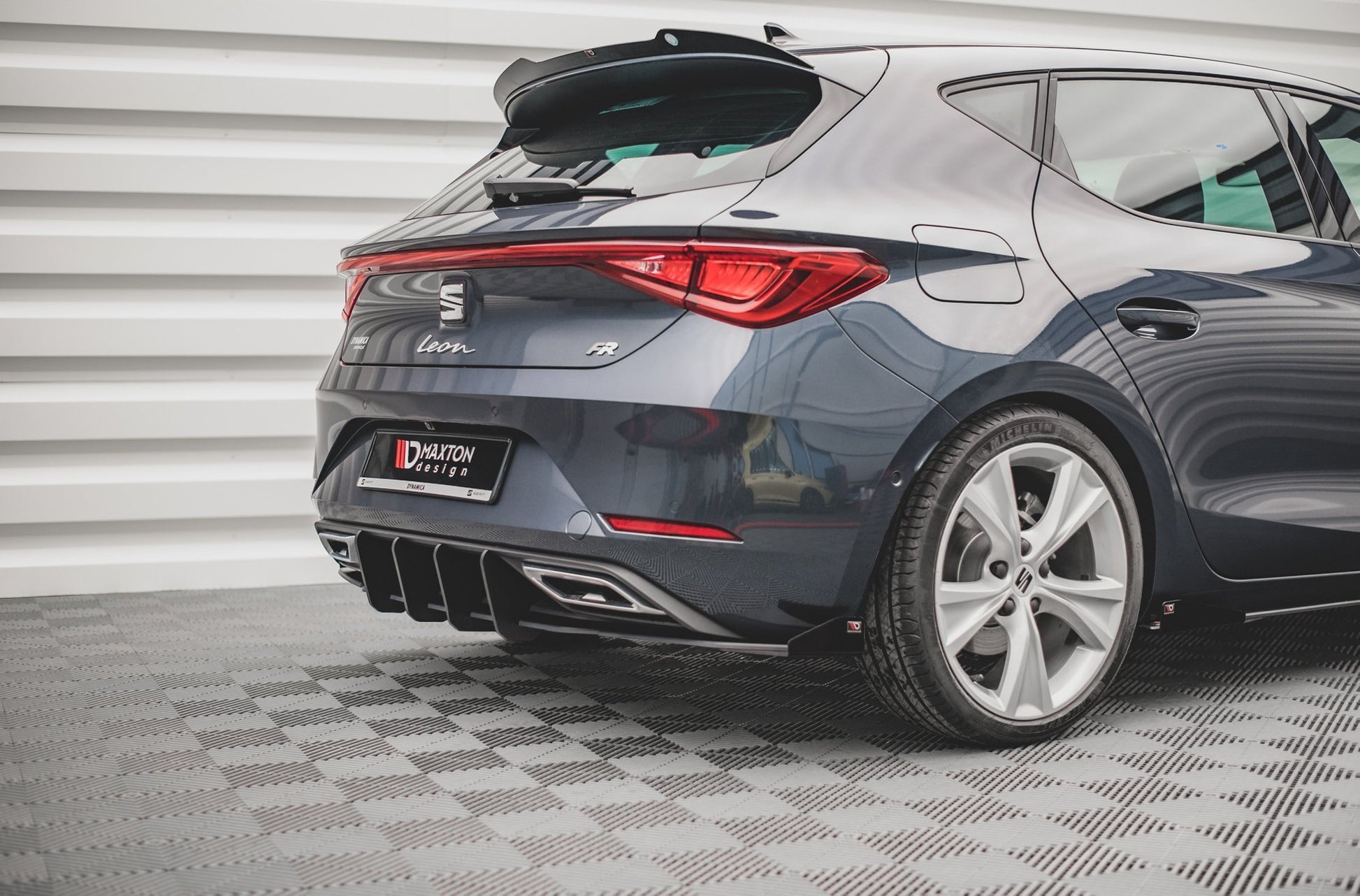 Maxton Robuste Racing Diffusor Heck Ansatz +Flaps für Seat Leon FR Hatchback Mk4 schwarz Hochglanz