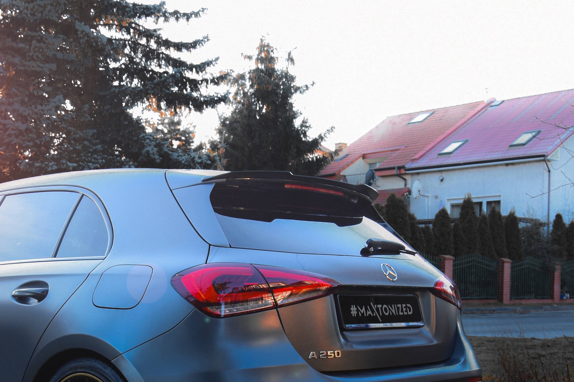 Maxton Spoiler CAP für Mercedes-Benz A AMG-Line Hatchback W177 schwarz Hochglanz