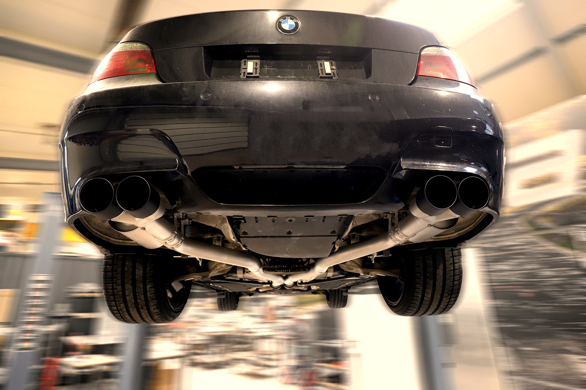 Grail Auspuffanlage BMW M5 E60/E61 Schwarze Endrohre E61 (Touring) Montage bei Grail