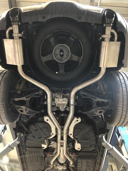 Grail Auspuffanlage Dodge Durango 6.2 Hellcat Montage bei Grail