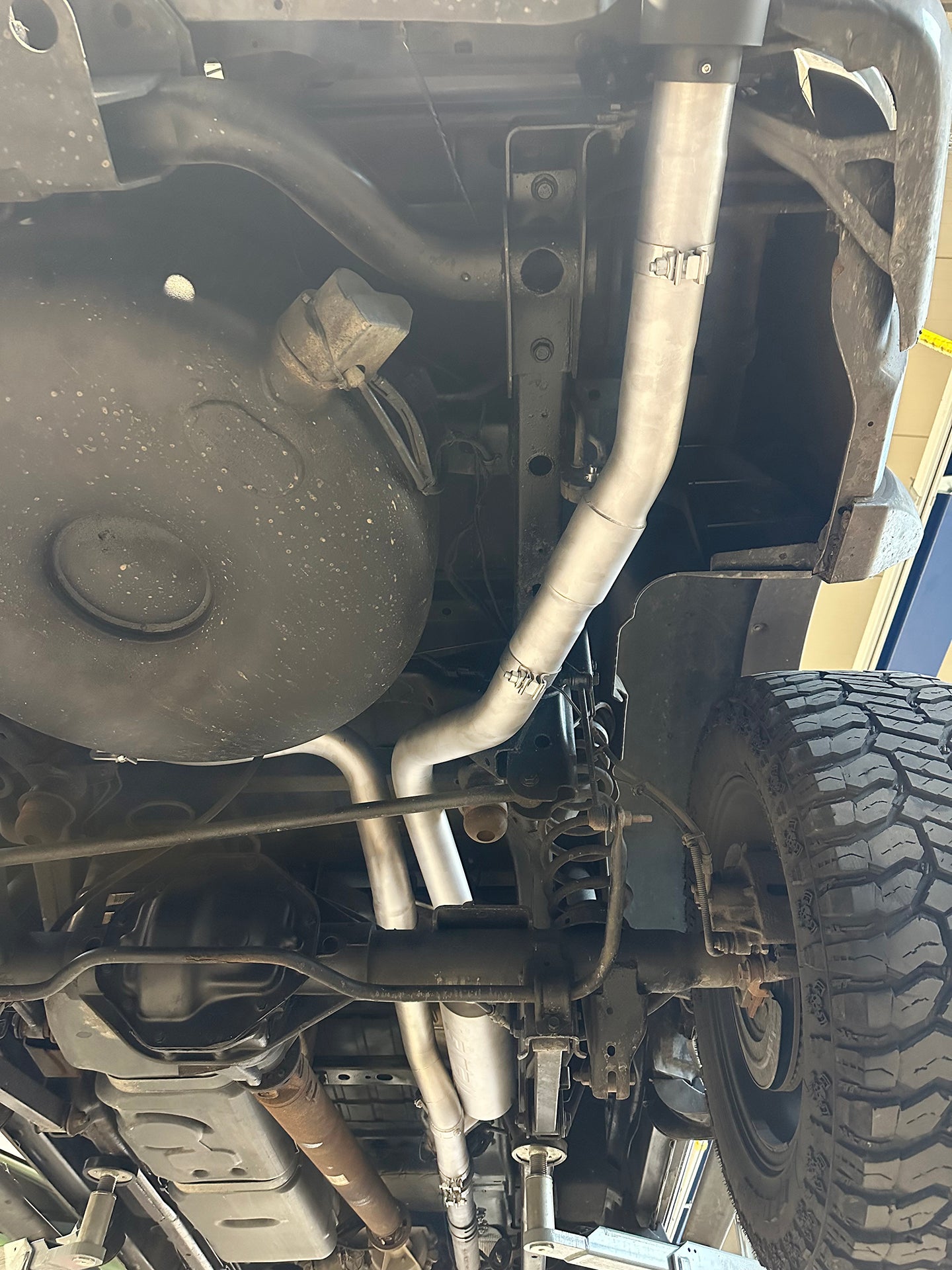 Grail Auspuffanlage Dodge RAM 1500 Gen. 4 (13-18) Edelstahl Endrohre Montage bei Grail