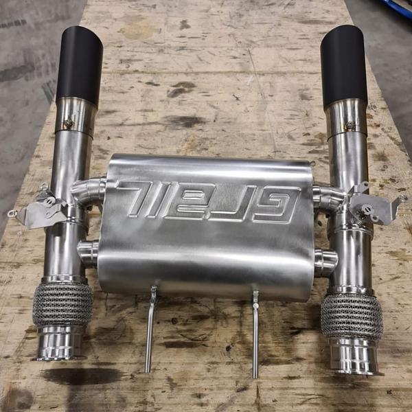 Grail Auspuffanlage McLaren 720S Edelstahl Endrohre ohne integriertem Katalysator Montage bei Grail