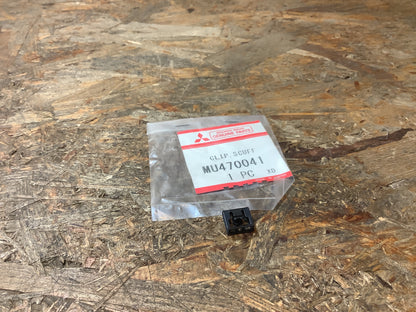 Mitsubishi Carisma, Bj. 99-03; Mitsubishi Exlipse, Bj. 95-05 Clip, Einstiegsleiste, Innenraum Original Mitsubishi NEU