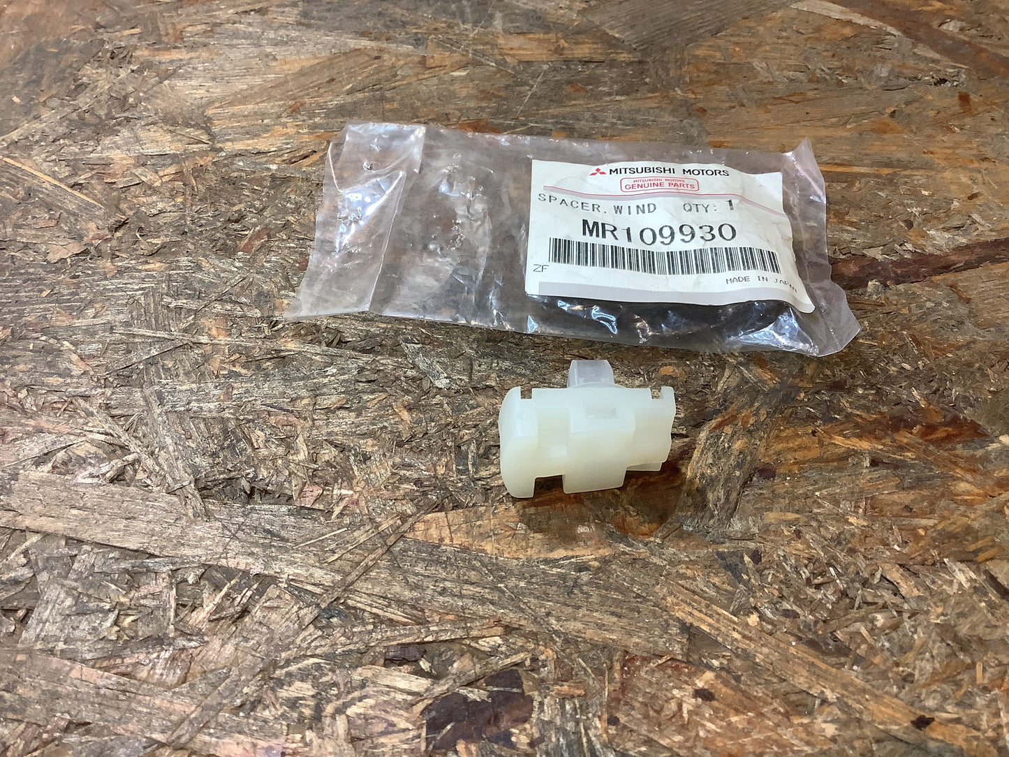 Mitsubishi Lancer, Evo 5 (6, CP9A) Abstandhalter, Windschutzscheibe Original Mitsubishi NEU