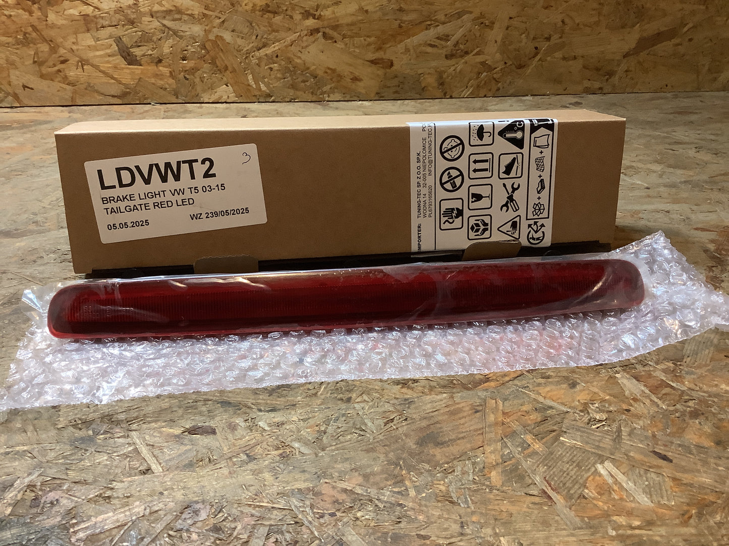 Tuning-Tec LED Lightbar Bremsleuchte für VW T5 Bus 03-15 mit Heckklappe rot
