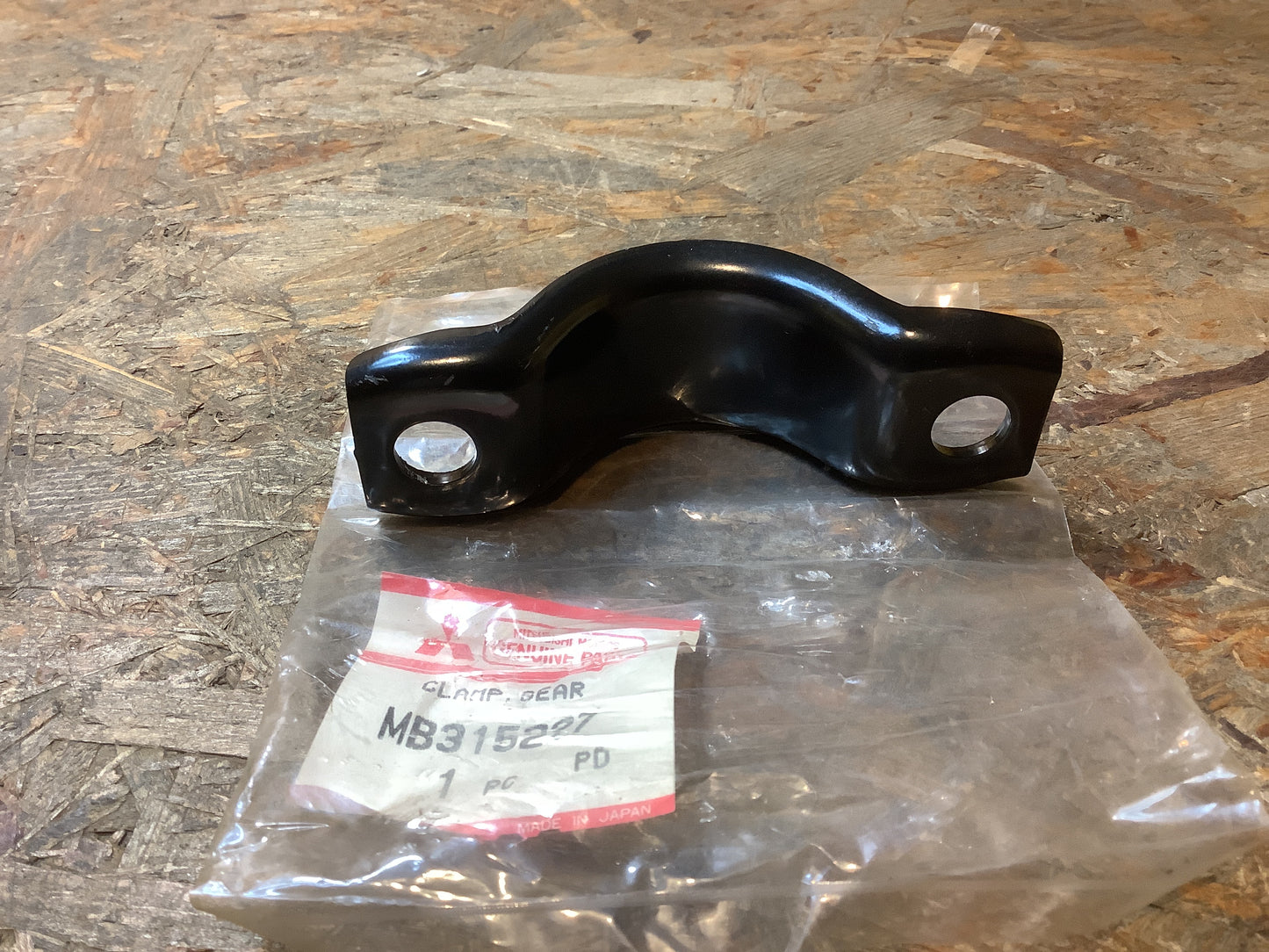 Mitsubishi Eterna, Bj. 86 , Mitsubishi Sigma, Bj. 86 Halterung, Befestigung Lenkgetriebe, Getriebeseite Original Mitsubishi Eterna NEU