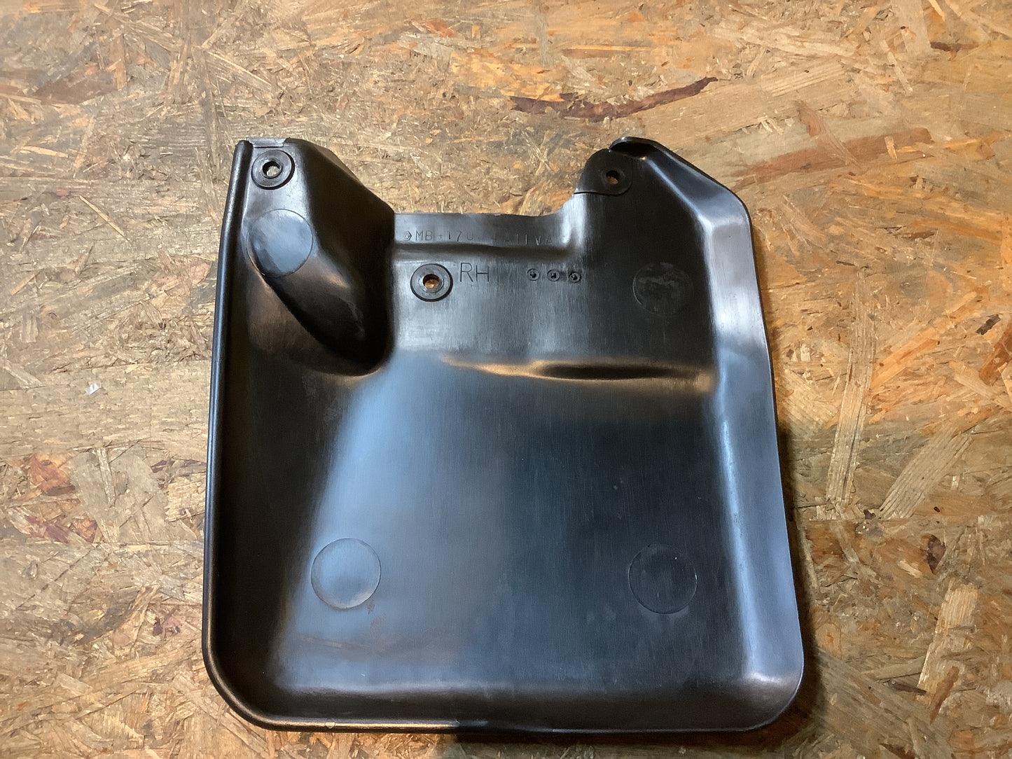 Mitsubishi Minibus Bj. 88-09 Schmutzfänger H.R. Original Mitsubishi NEU