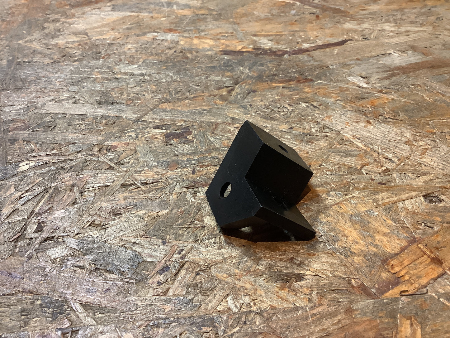 Mitsubishi Chariot Halterung, vorne, Stoßstange, Seite rechts Original Mitsubishi NEU