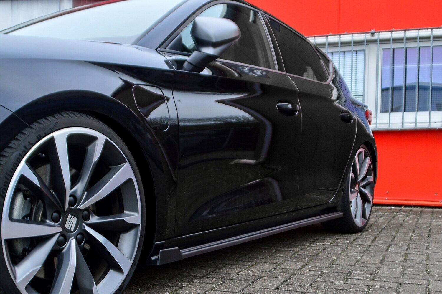 CUP Seitenschwellersatz mit Wing vorne Seat Leon 4 ST ( KL) Schwarz Matt