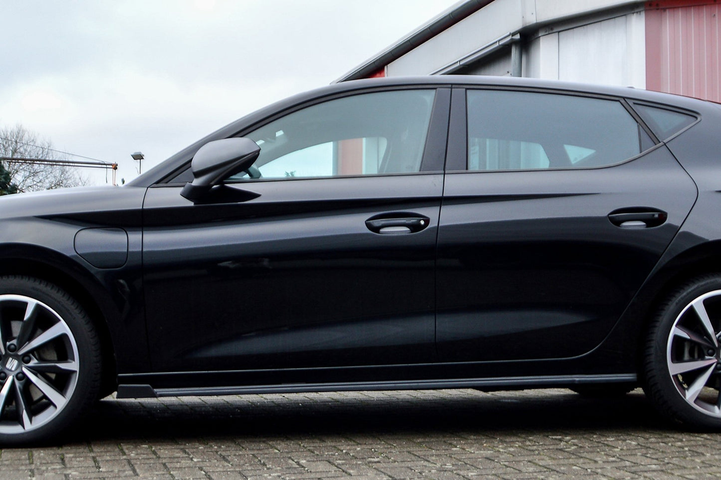 CUP Seitenschwellersatz mit Wing vorne Seat Leon 4 ( KL) Schwarz Matt