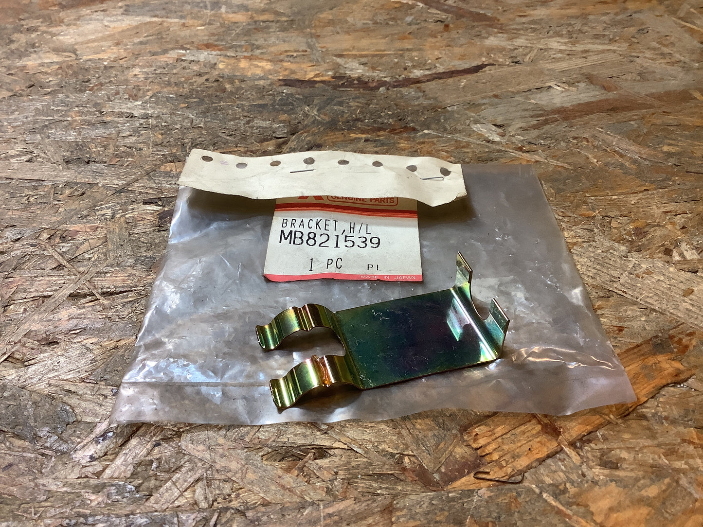 Mitsubishi Space Wagon Halter, Scheinwerferwaschdrüse Original Mitsubishi NEU