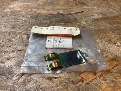 Mitsubishi Space Wagon Halter, Scheinwerferwaschdrüse Original Mitsubishi NEU