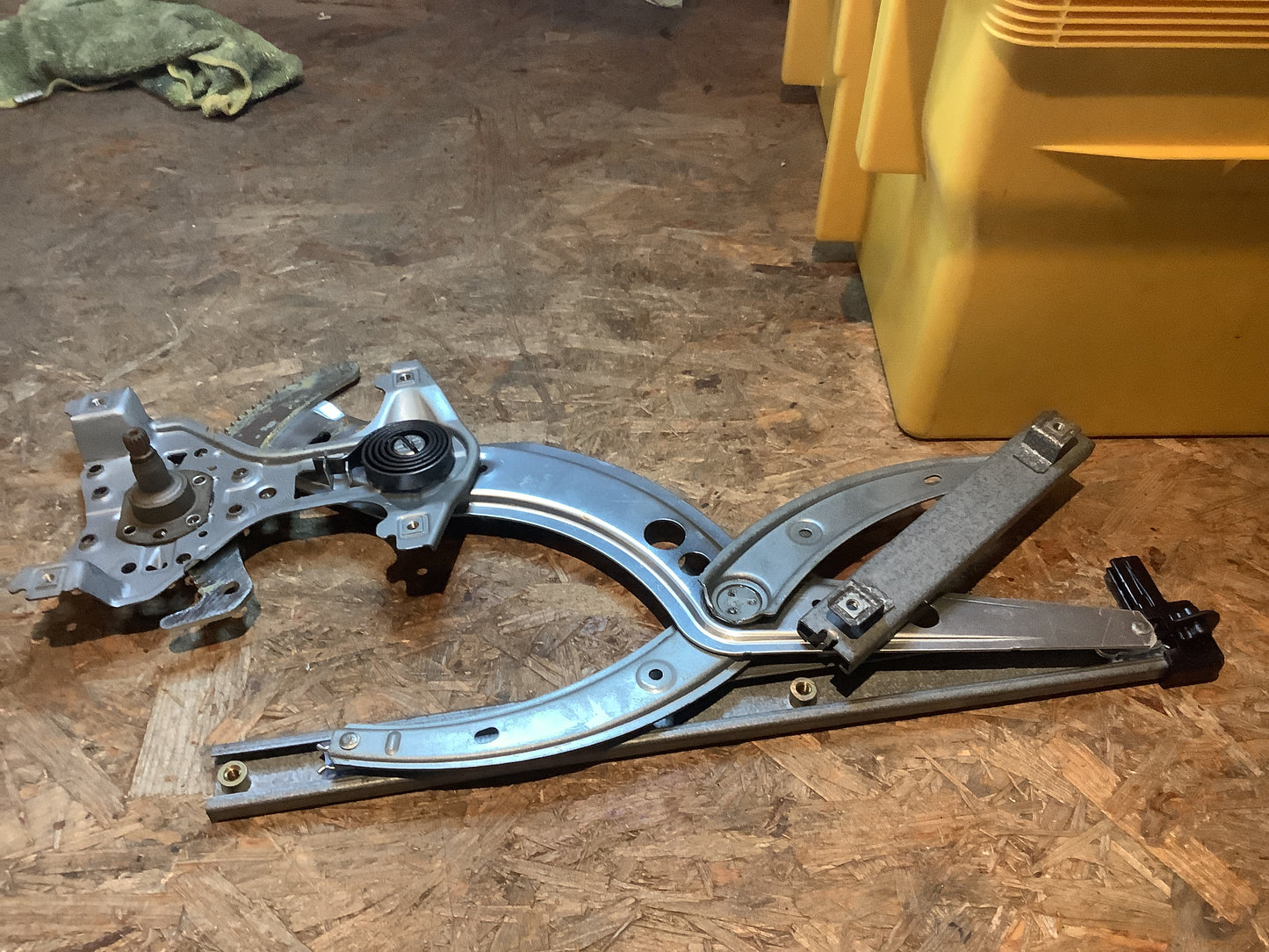 VW Passat B4 Bj. 07.93-08.96 Türmechanismus vorn rechts Original VW NEU