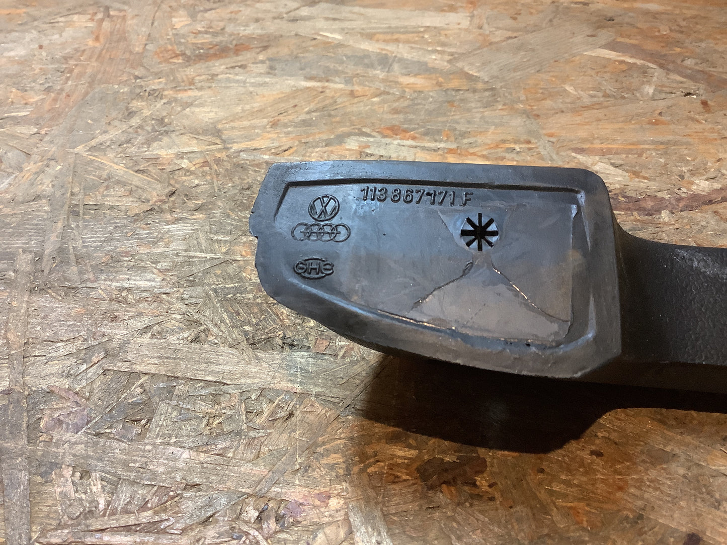 VW Käfer 1300 ab 08/72, VW Käfer 1200 08/73, VW Typ 3 ab 08/72 Armlehne Original VW NEU