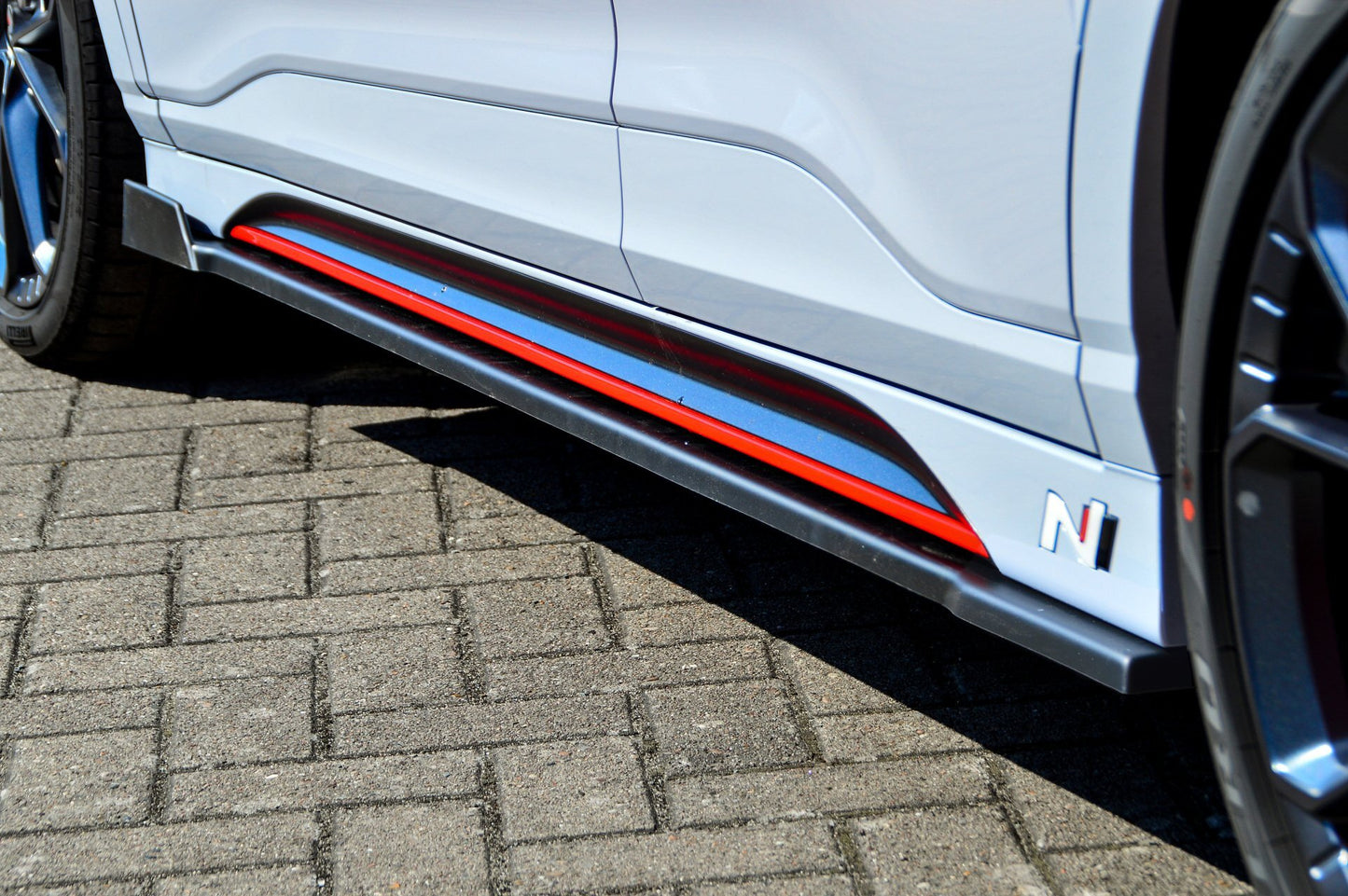 CUP Seitenschwellersatz mit Wing vorne Hyundai Kona N-Line Schwarz Glanz