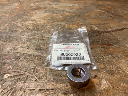 Mitsubishi Pajero, V98W, Bj. 08-09  - Mitsubishi Montero, V98W, Bj. 08-09 Mutter, Querträger, hintere Aufhängung Original Mitsubishi NEU