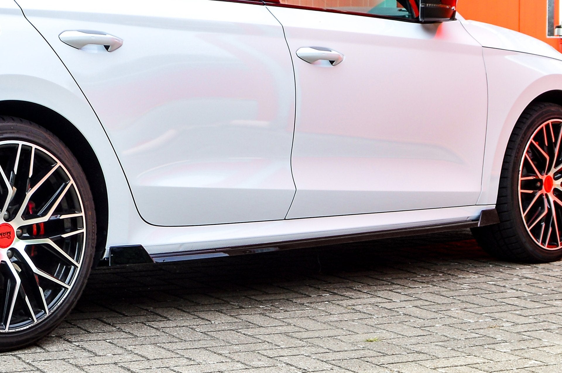 CUP Seitenschwellersatz mit Wing Skoda Octavia RS NX Combi Schwarz Matt