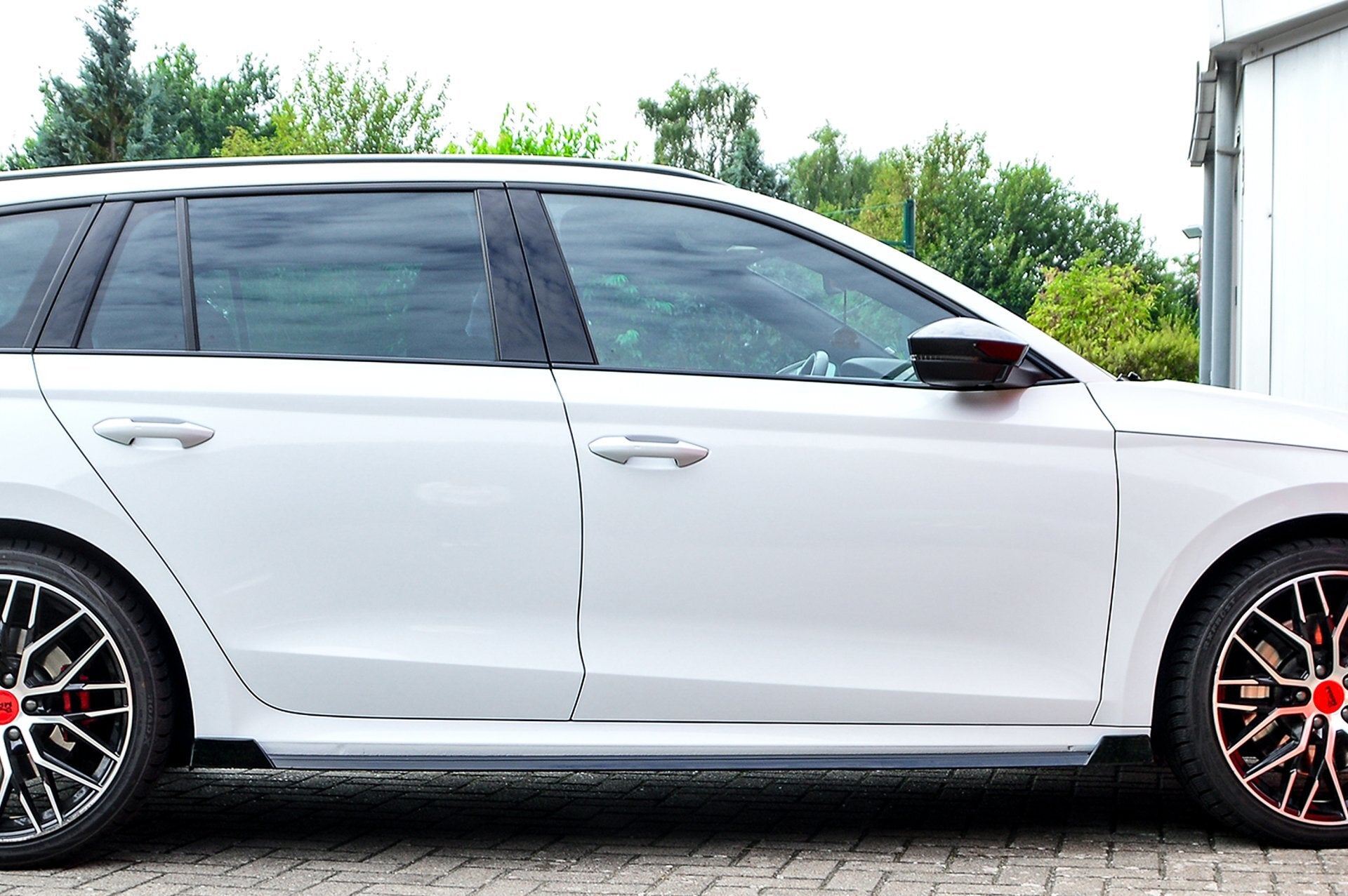 CUP Seitenschwellersatz mit Wing Skoda Octavia RS NX Limousine Schwarz Glanz