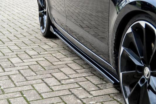 CUP Seitenschwellersatz mit Seitenwing Skoda Octavia RS 5E Carbon