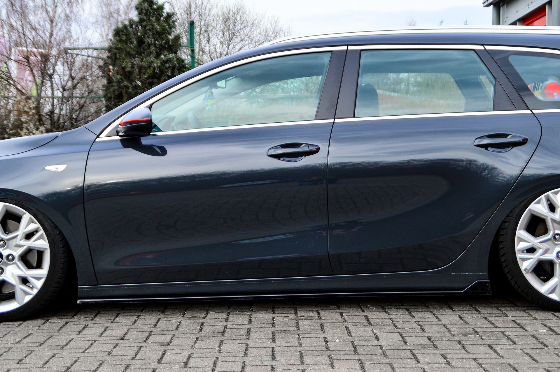 CUP Seitenschwellersatz mit Wing hinten Kia Ceed CD Bj.:2021- Carbon