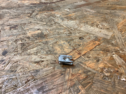 Modell unbekannt Mutter Klemme Befestigung derSchutzabdeckung Vorderradhaus Original GM NEU