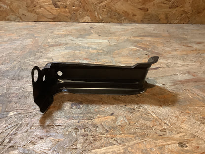 Mitsubishi Space Star, Bj. 98-04 Halterung, Kotflügel V.L Original Mitsubishi NEU