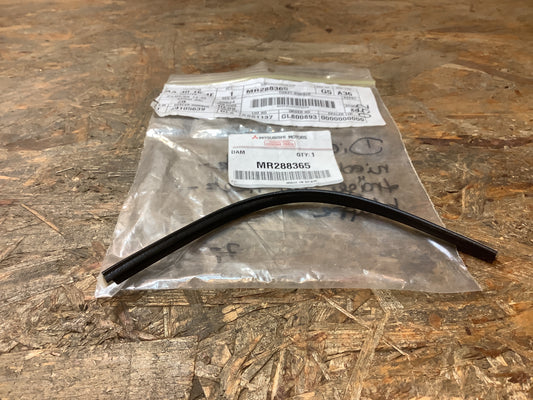 Mitsubishi Space Star, DG4A, Bj. 02-04 Dichtung, niedriger Heckträger an Heckklappe Original Mitsubishi NEU