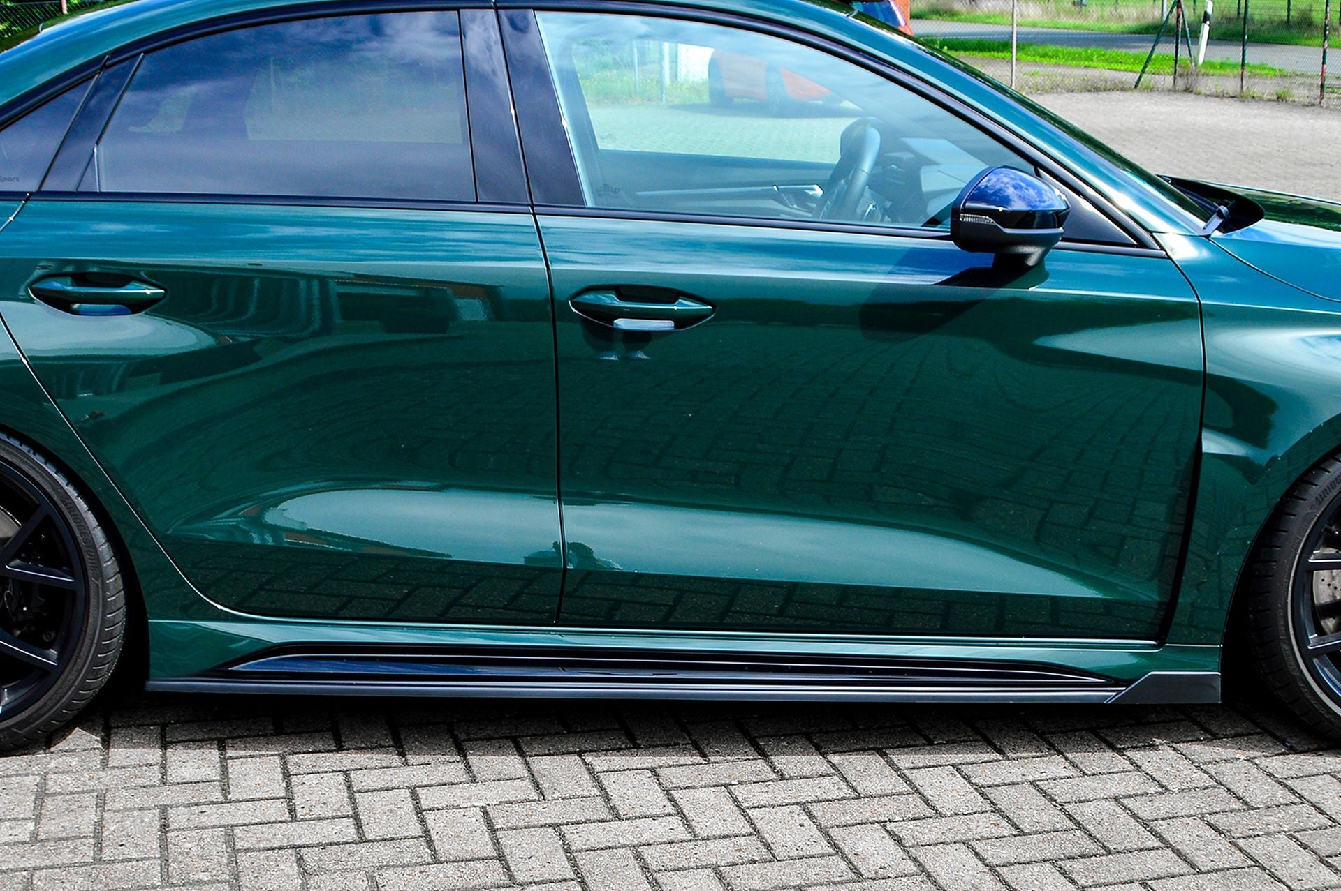 CUP Seitenschwellersatz mit Wing vorne Audi RS3, 8Y, Limousine Carbon