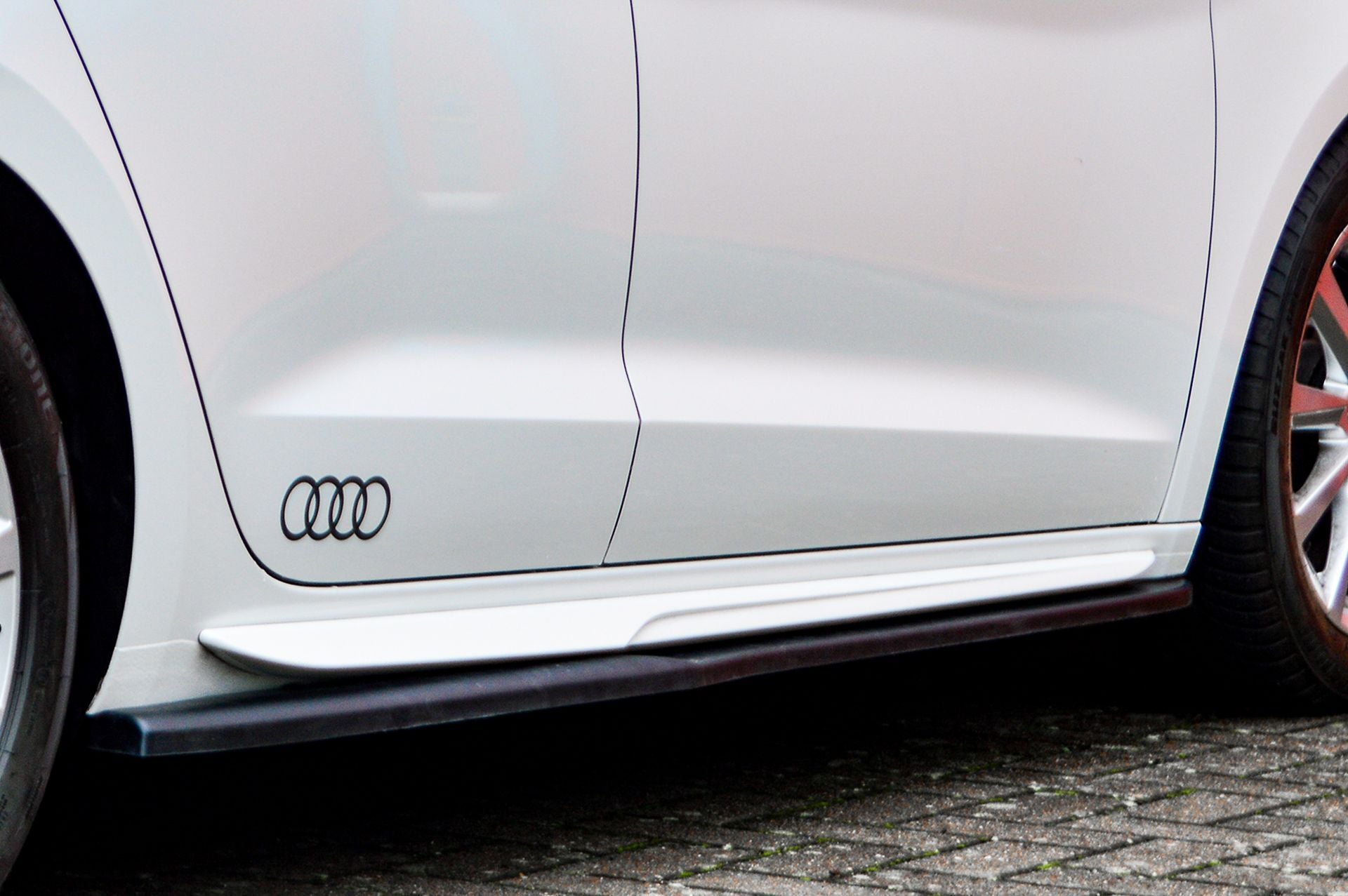 CUP Seitenschwellersatz mit Wing Audi A1 (GB) ab Bj.2018- Schwarz Matt