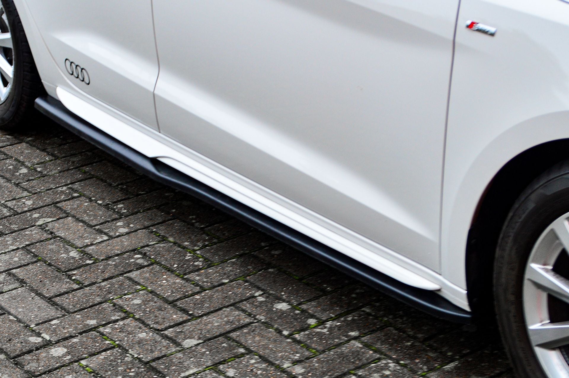 CUP Seitenschwellersatz mit Wing hinten Audi A1 (GB) ab Bj.2018- Carbon