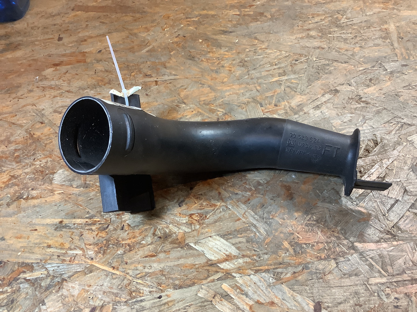 Astra F Anschlussstutzen, Luftansaugung, Luftreiniger an Frontblech Original GM NEU