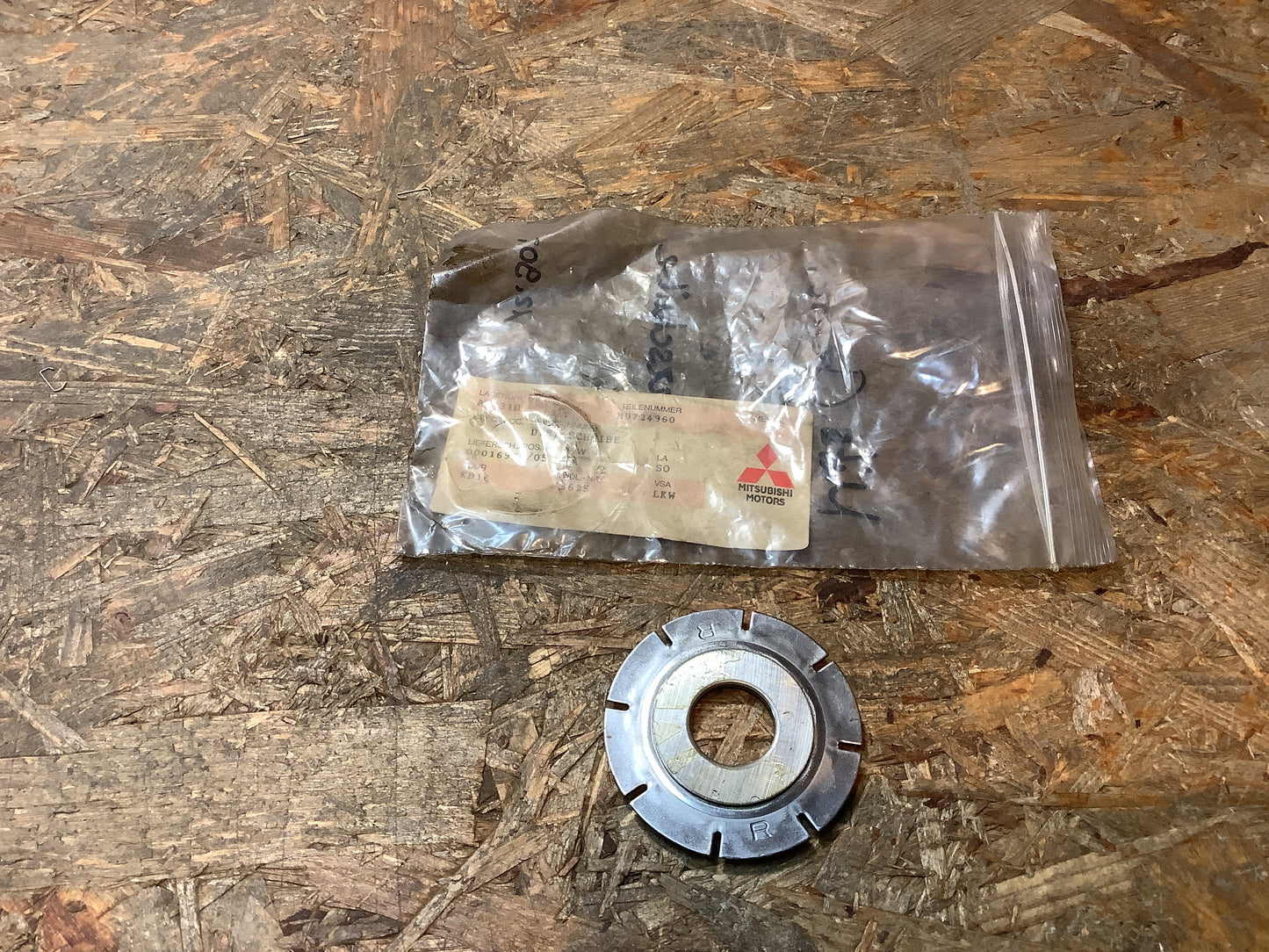 Mitsubishi Chariot LGJ Distanzscheibe Original Mitsubishi NEU