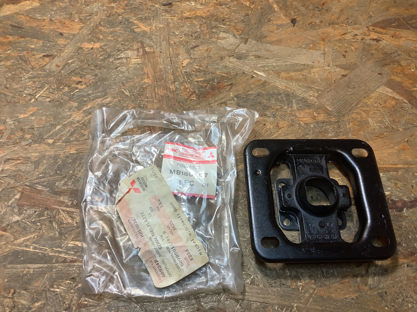 Mitsubishi Chariot Isolator, Schalthebelabdeckung Original NEU