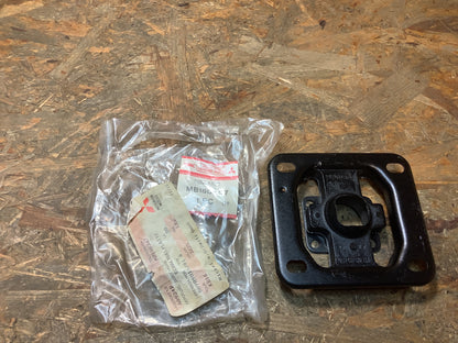 Mitsubishi Chariot Isolator, Schalthebelabdeckung Original NEU