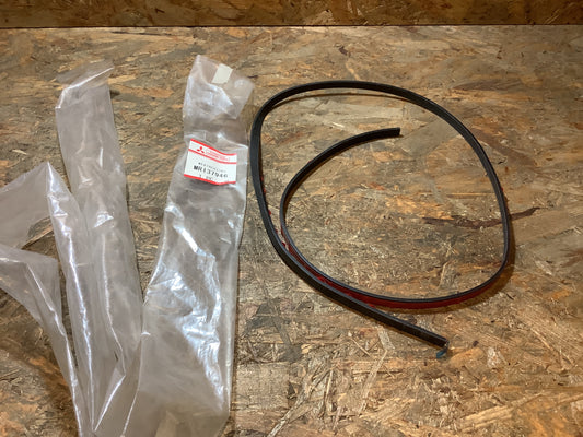 Mitsubishi Galant, E52A, Bj. 92-96 Dichtungsstreifen, Haube, vorne Original Mitsubishi NEU