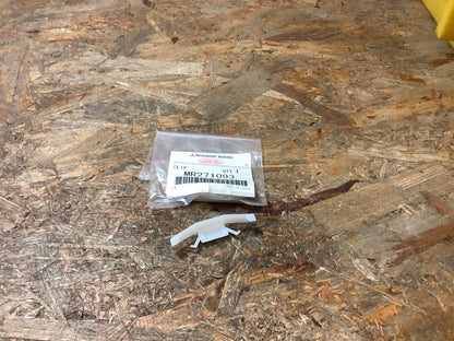 Mitsubishi Galant General (China), Bj. 10.97 Clip, Abflussleiste Original Mitsubishi NEU