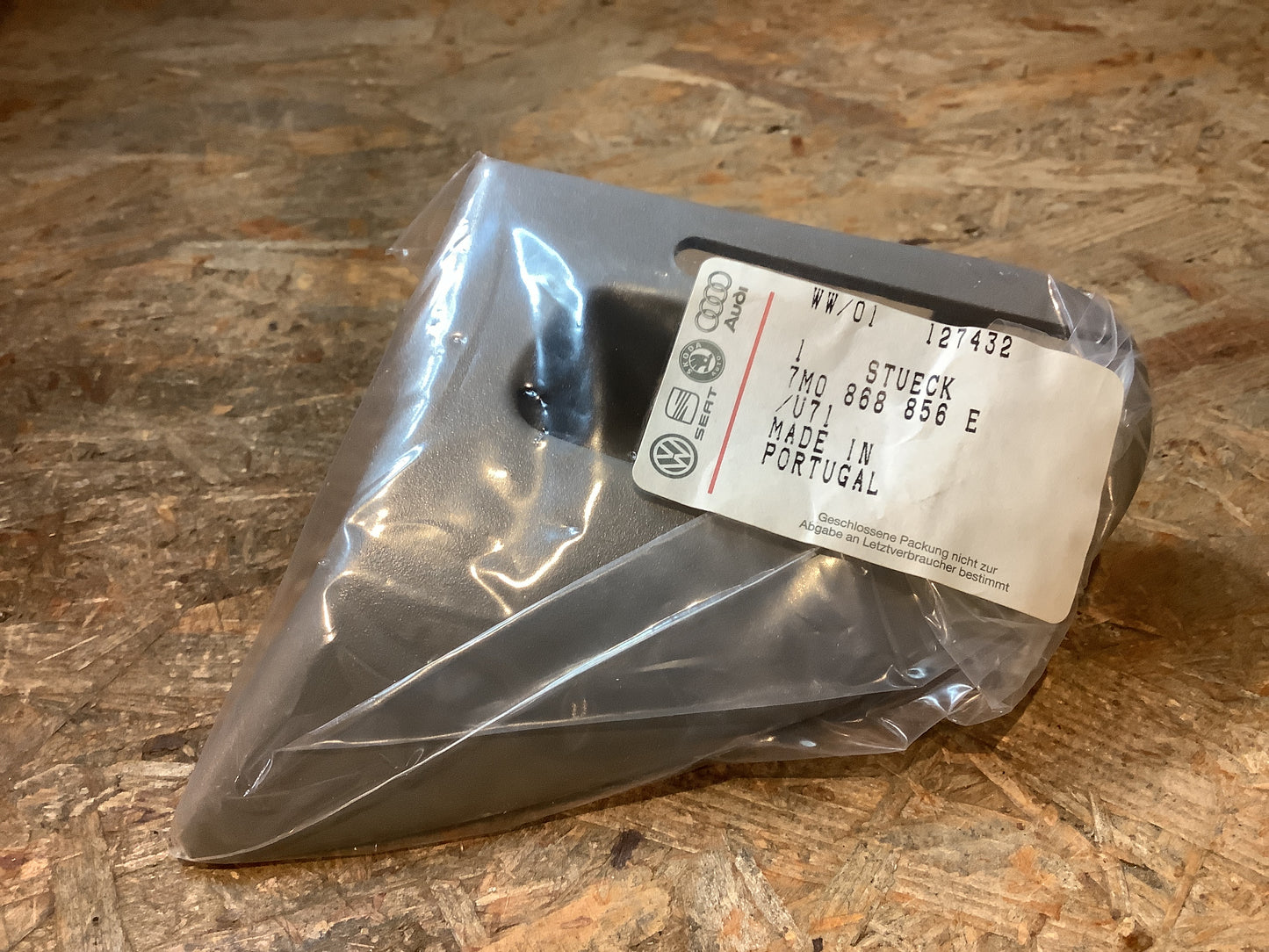 VW Sharan, Seat Alhambra Blende links Gurtbandführung Original VW NEU