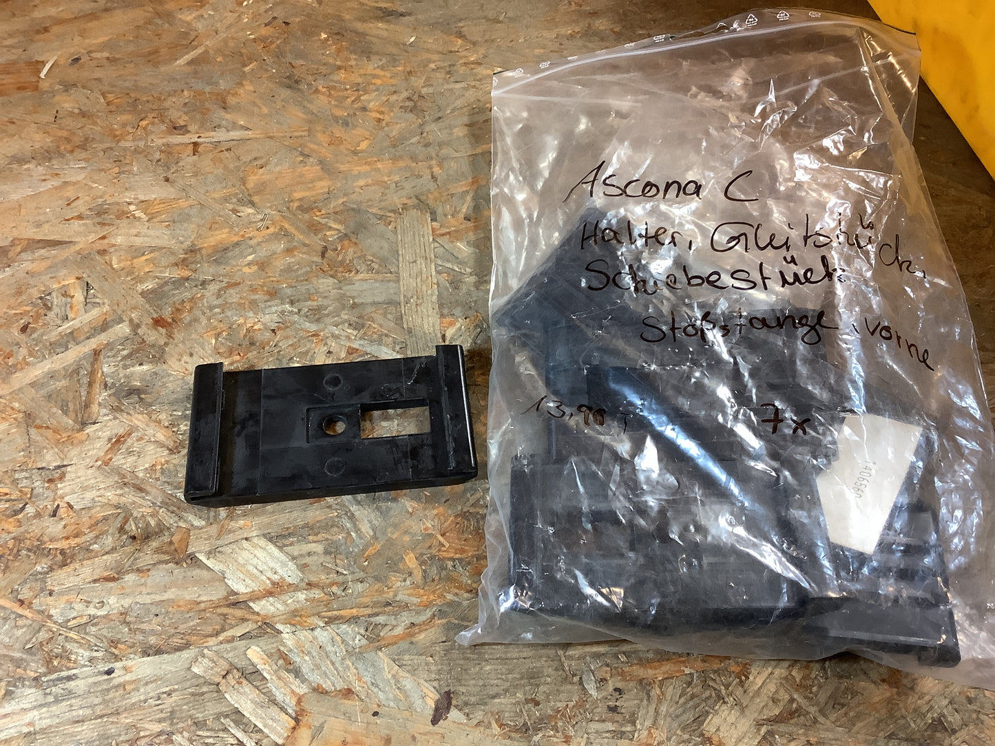 Ascona C, Halter, Gleitstück, Schiebestück, Stoßstange vorne Original GM NEU