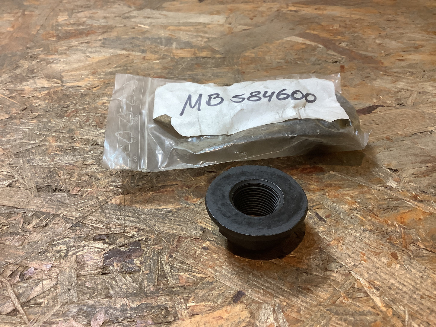 Mitsubishi Bj. 84-24 Mutter, Radnabe hinten Original Mitsubishi NEU