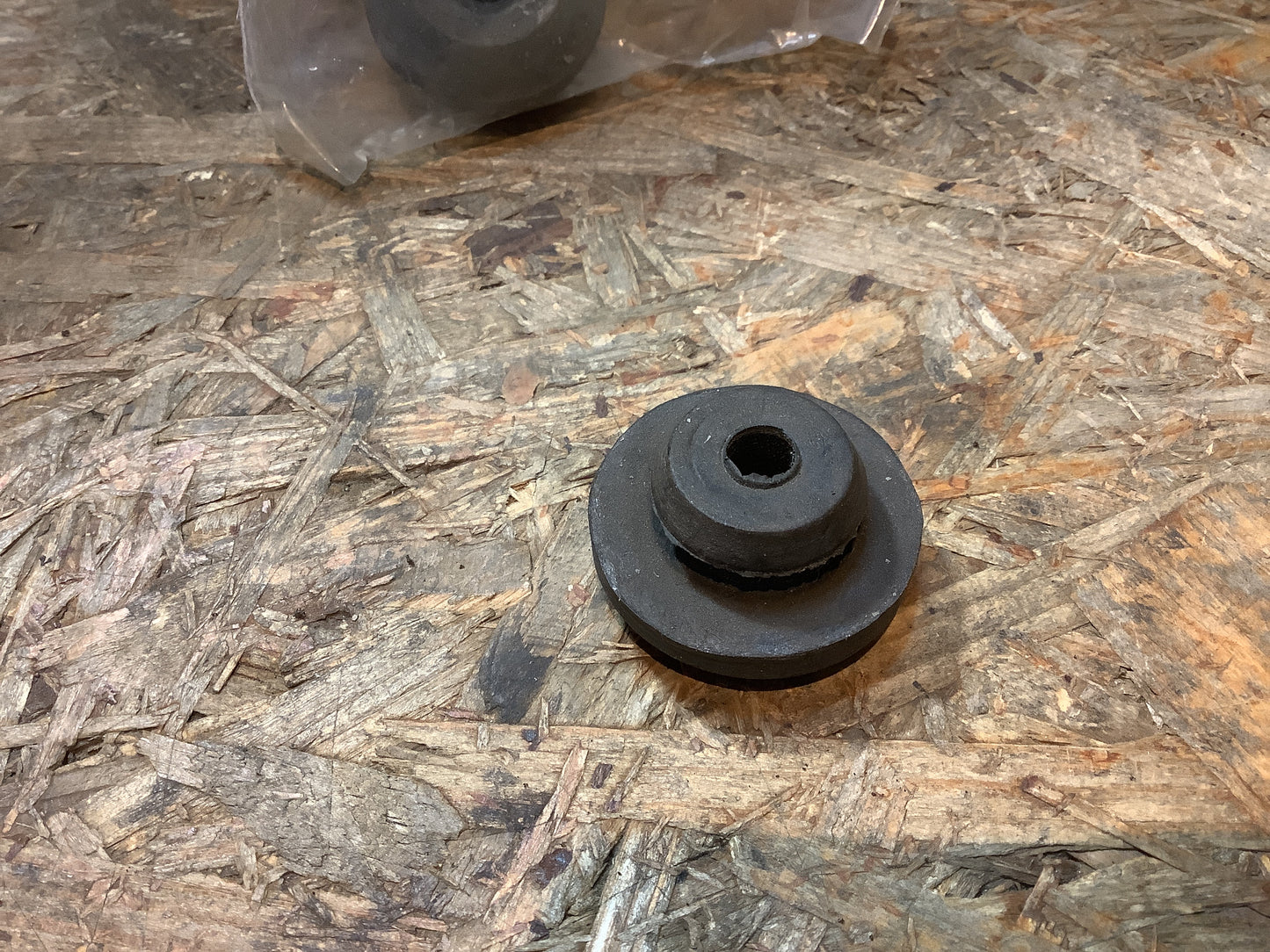 Opel Rekord, Commodore B Gummipuffer für Kühler NEU