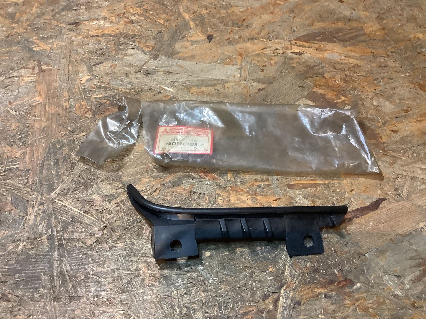 Mitsubishi  Zierleiste, schwarz, rechts Original NEU