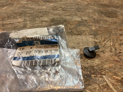 Kadett E Teppichclip Ladeboden Original GM NEU