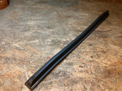 VW Golf 2, 4-Türer Zierleiste hinten rechts Original VW NEU