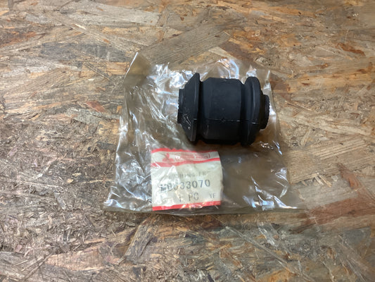 Mitsubishi L300 III Bus (PO_W,P1_W, P2_W, P3_3), 2,0 L 4WD Lagerbuchse, Querlenker Original Mitsubishi NEU