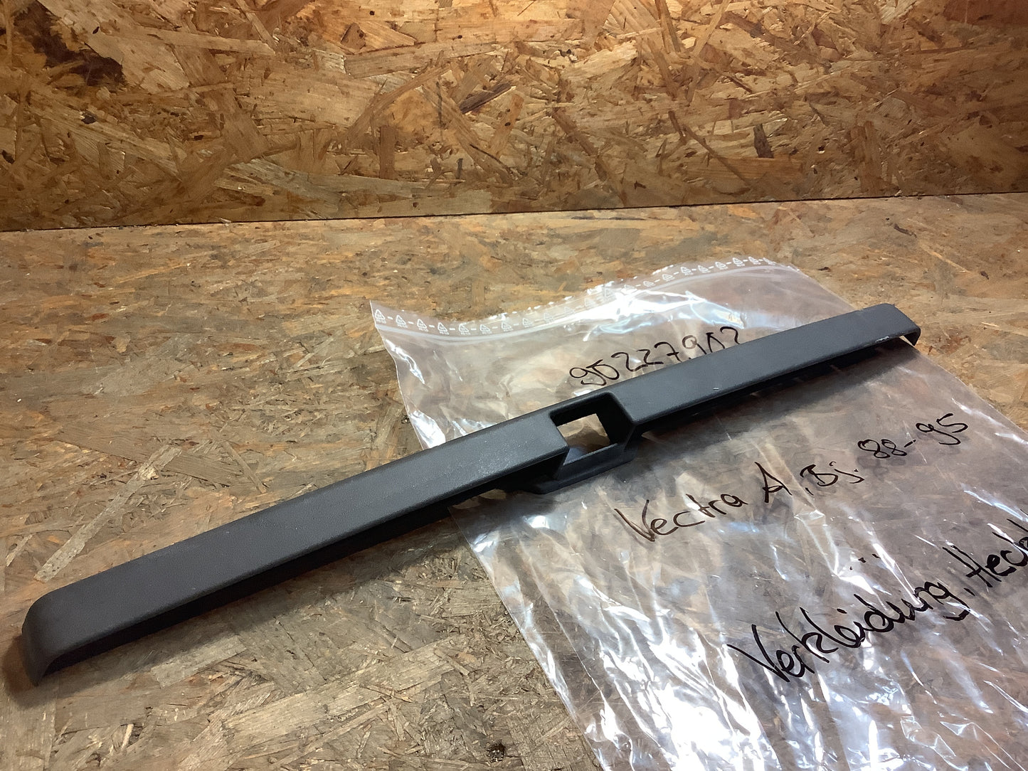 Vectra A, Bj. 88-95 Verkleidung, Heckklappe Original GM NEU