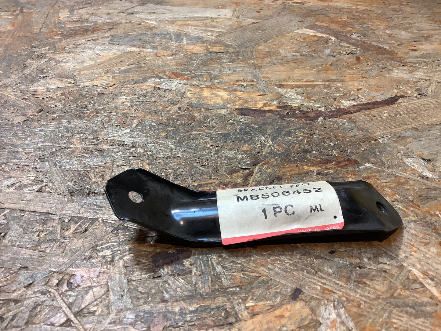 Mitsubishi Lancer Wagon Halterung, vorderer Kotflügel Original Mitsubishi NEU