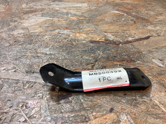 Mitsubishi Lancer Wagon Halterung, vorderer Kotflügel Original Mitsubishi NEU